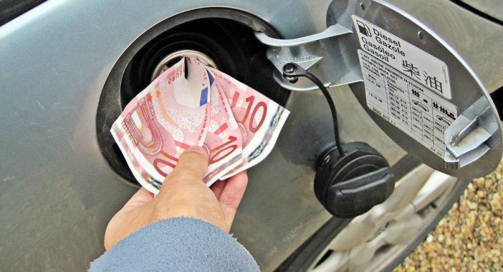Экономичное вождение автомобиля помогает снизить расход топлива
